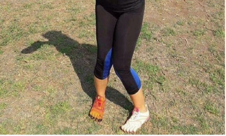 Κυπρια παρουσιάστρια «έσκασε μύτη» στην παραλία με 2 διαφορετικά παπούτσια!