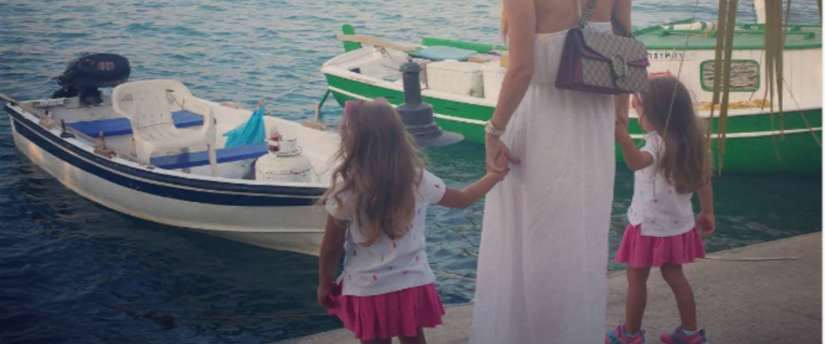 Η hot σύζυγος του Κύπριου διεθνή σε ελληνικό νησί με τα κορίτσια της!