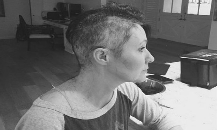 Εικόνες που σοκάρουν! Ξύρισε το κεφάλι της πασίγνωστη ηθοποιός που δίνει μάχη με τον καρκίνο! ΦΩΤΟ