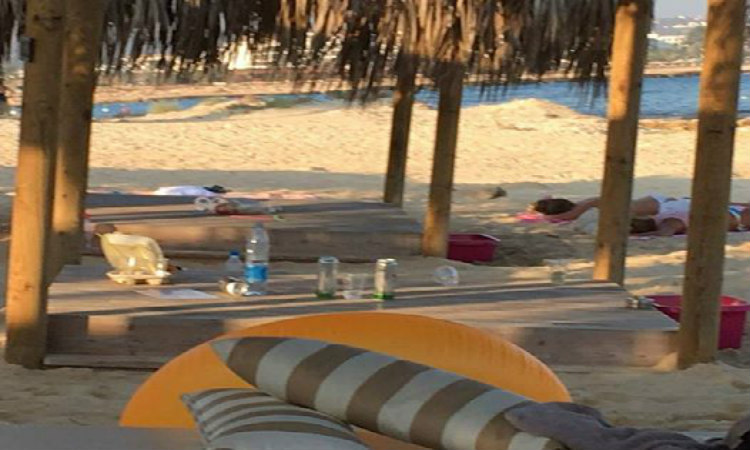 Έξω φρενών η Κύπρια δημοσιογράφος με τα σκουπίδια στην παραλία «Το στυλάτο beachbar σας μάρανε...»