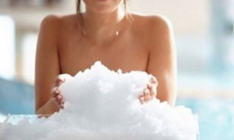 Το «παγωμένο» topless της Κύπριας εστεμμένης! Βάζει το στήθος θρυμματισμένο πάγο!