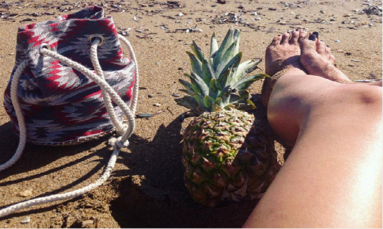 Hot ηθοποιός του Μπρουσκο πήγε στην παραλία με τον θαυματουργό της ανανά!