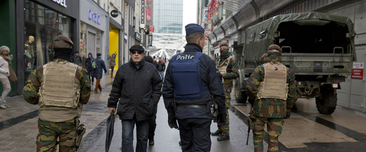 Μπαράζ συλλήψεων και στρατοκρατία στην πόλη φάντασμα των Βρυξελλών (ΦΩΤΟΓΡΑΦΙΕΣ)