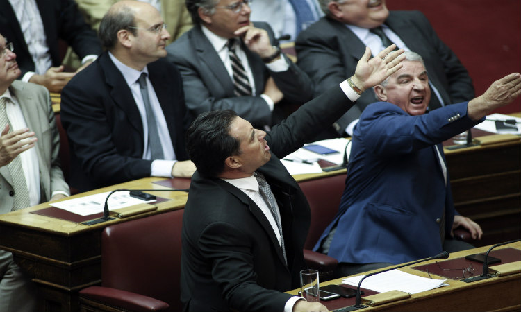 Χαμός στο Eλληνικό Kοινοβούλιο με καβγά Τσακαλώτου – Άδωνι! «Είσαι γελοίος – Άντε ρε από εδώ, είσαι η πεμπτουσία του γελοίου»