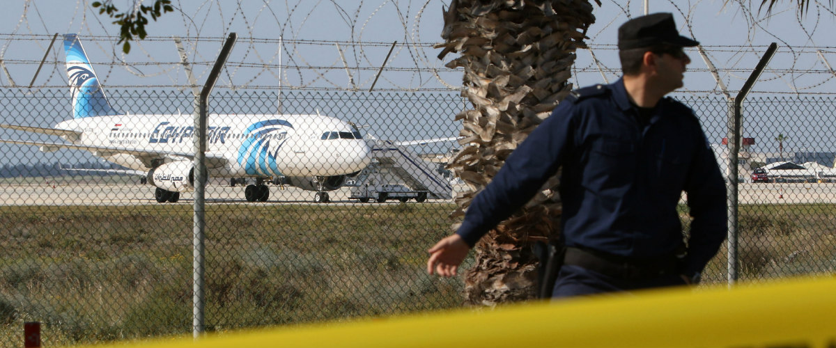 Φόβοι για βόμβα σε αεροπλάνο στο αεροδρόμιο Λάρνακας – Σε συναγερμό η επιτροπή ασφαλείας