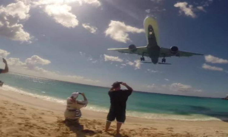 Αεροπλάνο προσγειώνεται κυριολεκτικά πάνω από τα κεφάλια λουόμενων σε ένα βίντεο που κόβει την ανάσα!