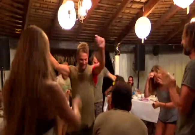 Survivor: Πλάνα Ντοκουμέντο! Ο χορός του Γιώργου Αγγελόπουλου στο ελληνοτουρκικό γλέντι που δεν έχει δείξει ο Σκαι!