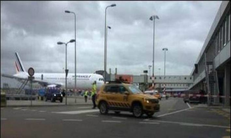 Συναγερμός στο Άμστερνταμ: Εκκενώθηκε αεροπλάνο – Απειλές για τρομοκρατική επίθεση