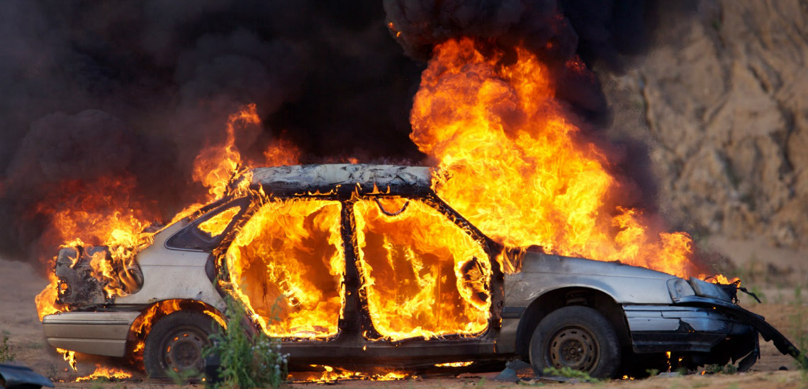 ΑΡΑΔΙΠΠΟΥ: Έκαψαν αυτοκίνητο με κλεμμένες πινακίδες στον περιβάλλοντα χώρο γνωστού εργοστασίου