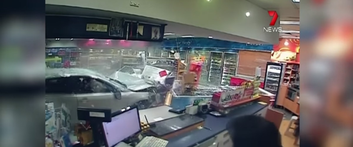 Bίντεο: Αυτοκίνητο εισβάλει με ιλιγγιώδη ταχύτητα σε βενζινάδικο τραυματίζοντας σοβαρά μια γυναίκα