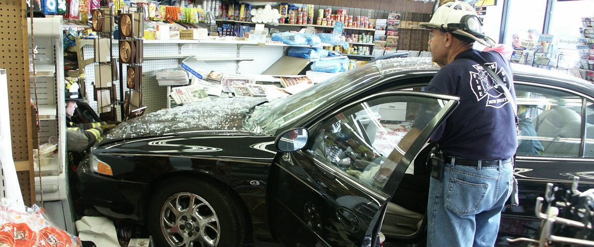 ΠΑΡΑΛΙΜΝΙ: Όχημα που οδηγούσε νεαρός κάρφωσε σε δυο καταστήματα και τρεις μοτοσικλέτες