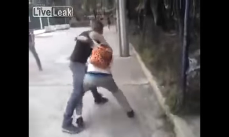 Πρώτα του έκανε bullying, μετά τον χτύπησε στο τέλος όμως το πλήρωσε ακριβά - VIDEO