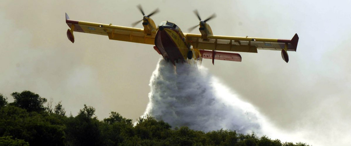 Οι δραματικές στιγμές που τα Canadair και ελικόπτερα επιχειρούν μέσα στη πύρινη κόλαση - ΒΙΝΤΕΟ & ΦΩΤΟΓΡΑΦΙΕΣ