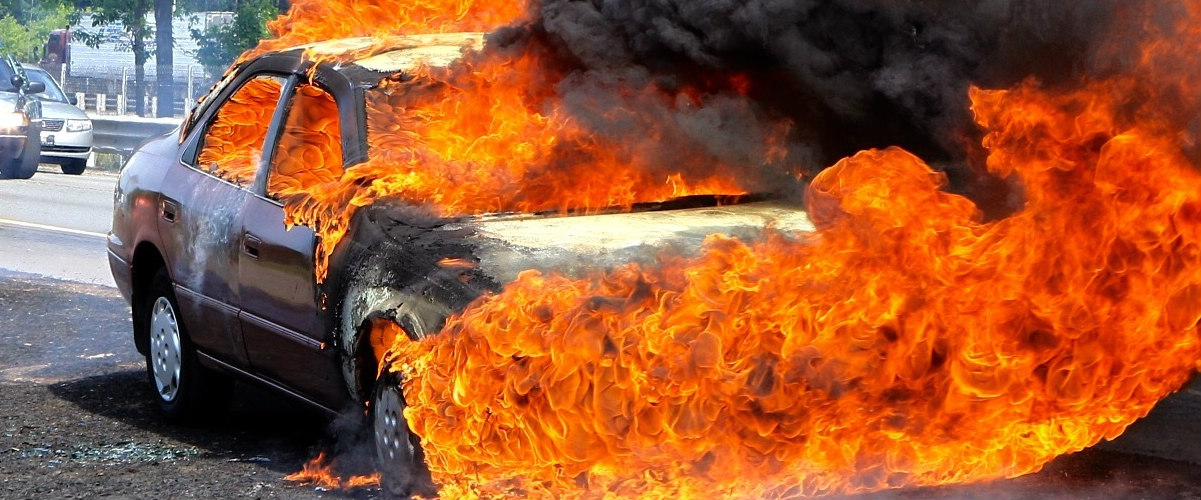 Πολεμίδια: Φωτιά σε αυτοκίνητο τα ξημερώματα – Στη σκηνή η Αστυνομία όπου διεξάγει ανακρίσεις