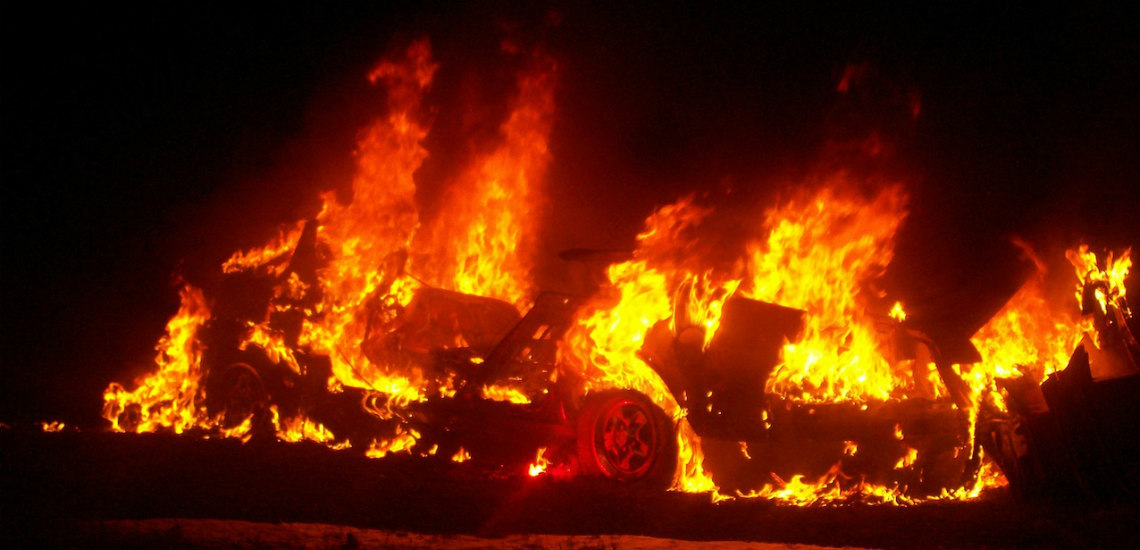 ΛΑΚΑΤΑΜΙΑ: Εμπρησμός αυτοκινήτων με φόντο τον ιππόδρομο