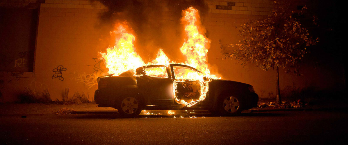 Λακατάμεια: Άγνωστοι έκαψαν ολοσχερώς αυτοκίνητο σε μάντρα