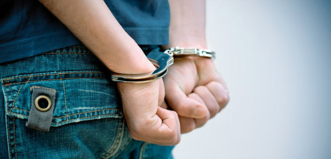 ΟΡΟΚΛΙΝΗ: Μεθυσμένος αλλοδαπός κρατούσε μαχαίρι και έστειλε στα Επείγοντα Αστυνομικό