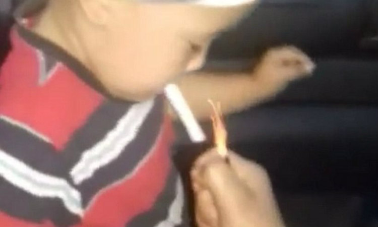 Εξοργιστικό βίντεο: Μητέρα μαθαίνει στο δίχρονο παιδί της να καπνίζει!