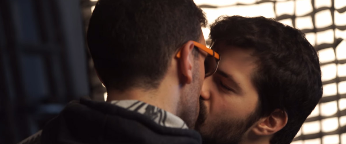 Το βίντεο με τα καυτά φιλιά ομόφυλων και ετερόφυλων που δίχασε το διαδίκτυο