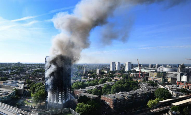 ΛΟΝΔΙΝΟ: Στους 58 ανέρχονται οι νεκροί από την πυρκαγιά στο Grenfell Tower