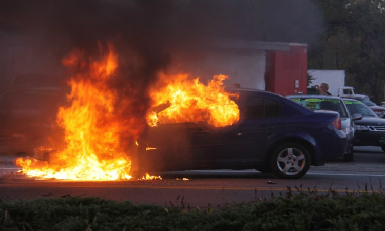 Λεμεσός: Του έβαλαν φωτιά στο αυτοκίνητο πρωί ξημέρωμα – Έτρεχε να την σβήσει μόνος