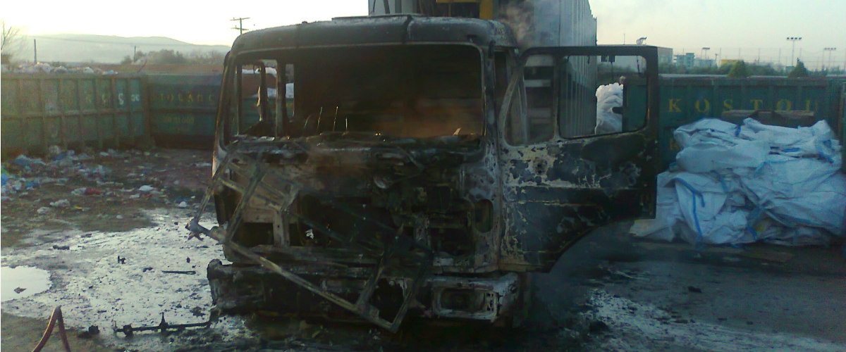 ΚΑΤΩ ΠΟΛΕΜΙΔΙΑ: Έκαψαν φορτηγό – ψυγείο ιδιωτικής εταιρείας