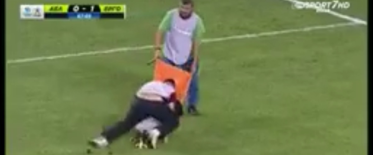 Τραυματιοφορέας για γέλια στην Ελλάδα – Έβγαλε κυριολεκτικά νοκ αουτ ποδοσφαιριστή (ΒΙΝΤΕΟ)