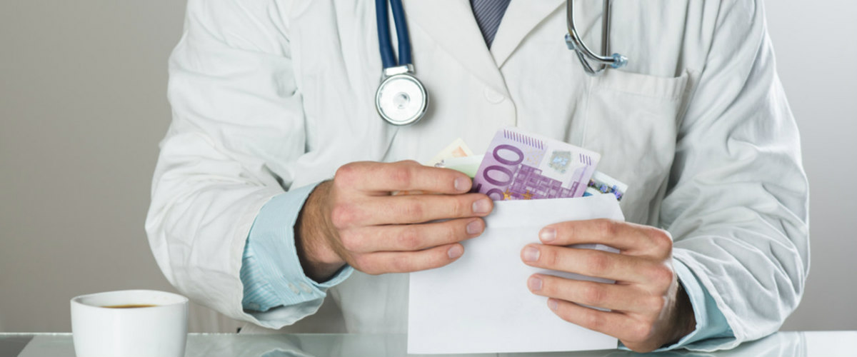 Αίσχος! Γιατρός του δημοσίου ζήτησε φακελάκι από συνταξιούχο με ορφανά εγγόνια: «Κρατάτε 3.000 ή τουλάχιστον 2.000 ευρώ…»