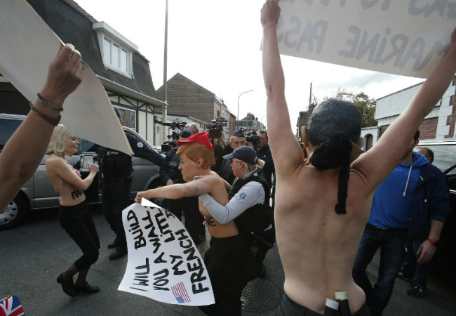 Γυμνόστηθη διαμαρτυρία των Femen στο εκλογικό τμήμα που ψήφισε η Λεπέν - ΦΩΤΟ & ΒΙΝΤΕΟ