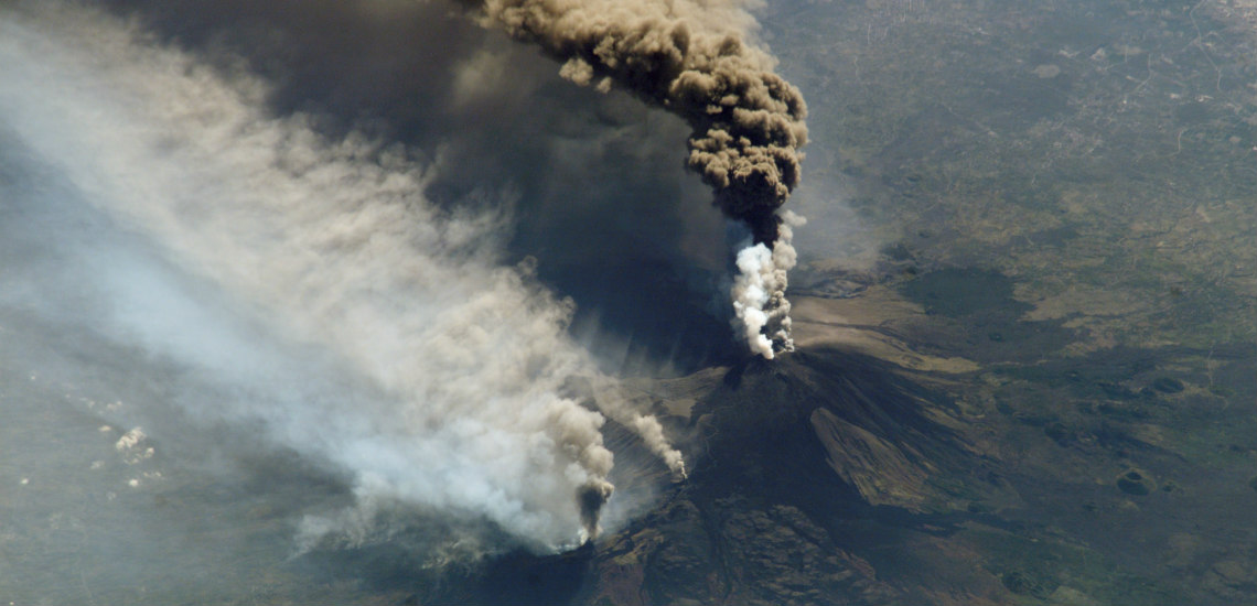 Η στιγμή της έκρηξης του ηφαιστείου της Αίτνας που τραυμάτισε τουρίστες και συνεργείο του BBC - VIDEO
