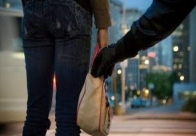 ΛΕΜΕΣΟΣ: Την πλησίασε από πίσω και της άρπαξε την τσάντα – Ασύλληπτο το ποσό που κουβαλούσε