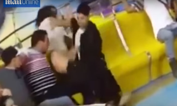 Ξεκαρδιστικό βίντεο: Tης πέφτει το παντελόνι στο λούνα παρκ και γίνεται χαμός!
