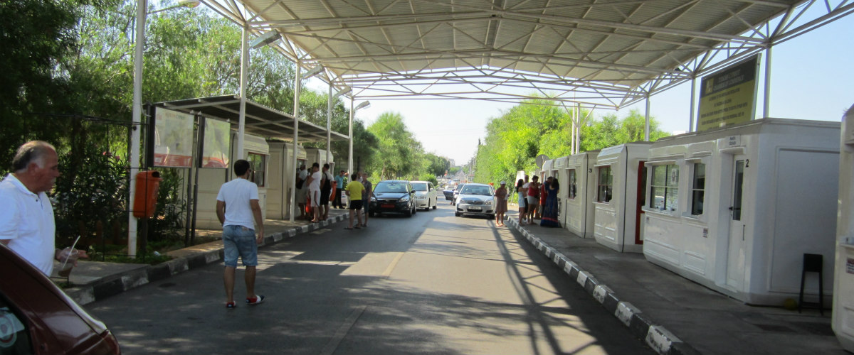 Οδόφραγμα Αγίου Δομετίου: Ελληνοκύπριος έκρυψε στην μηχανή του αυτοκινήτου κούτες με τσιγάρα