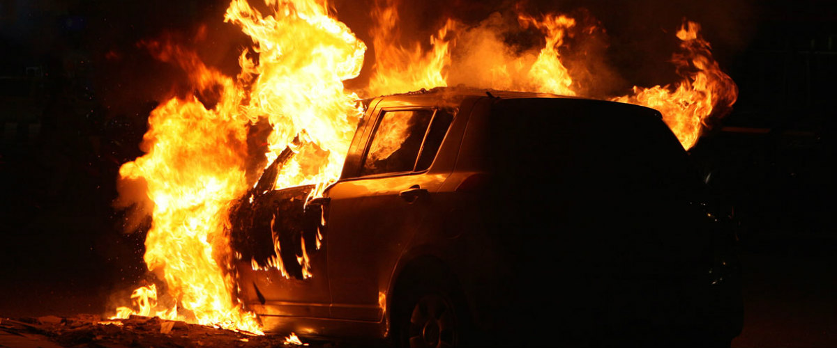 Λεμεσός: Φωτιά σε δυο αυτοκίνητα έξω από πολυκατοικία