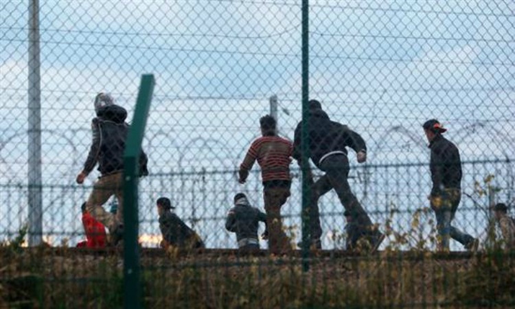 Διακοπή κυκλοφορίας στη σήραγγα της Μάγχης λόγω 'εισβολής' μεταναστών