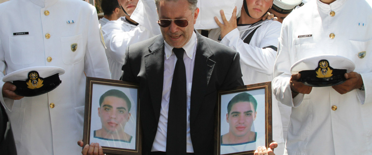 Τελούνται τα μνημόσυνα των δεκατριών θυμάτων του Μαρί - Να μην παραστούν πολιτικοί ζήτησε η οικογένεια των διδύμων