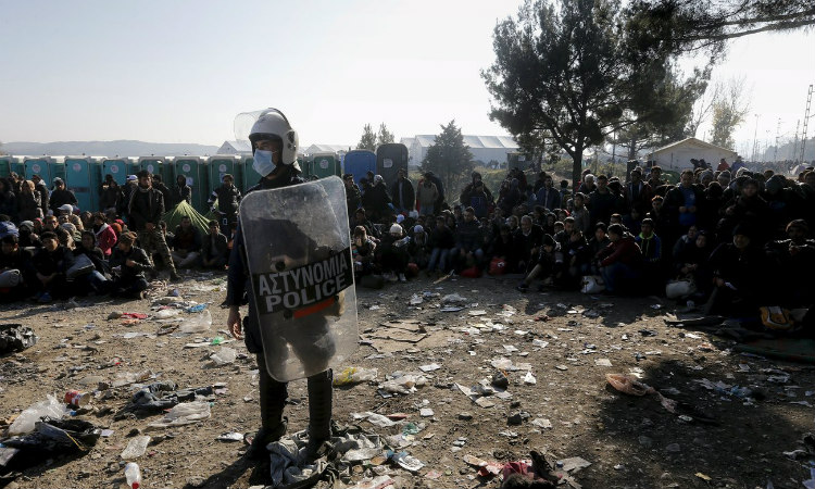 Επιχείρηση της Ελληνικής αστυνομίας στην Ειδομένη: Απομακρύνουν τους μετανάστες - Τα ΜΑΤ έδιωξαν τους δημοσιογράφους