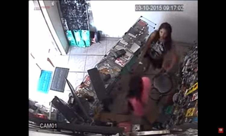 Βίντεο: Επιτέθηκε με μανία σε πωλήτρια κρατώντας μαχαίρι