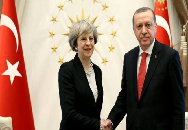 «Τολμηρά βήματα» στο Κυπριακό ζήτησε η Μέι σε επικοινωνία με Ερντογάν