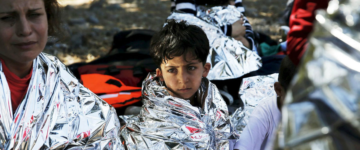 Ρυμουλκήθηκε στο Λιμανάκι του Λατσιού το σκάφος με τους μετανάστες – Έπλεε ακυβέρνητο με ανήλικα παιδιά