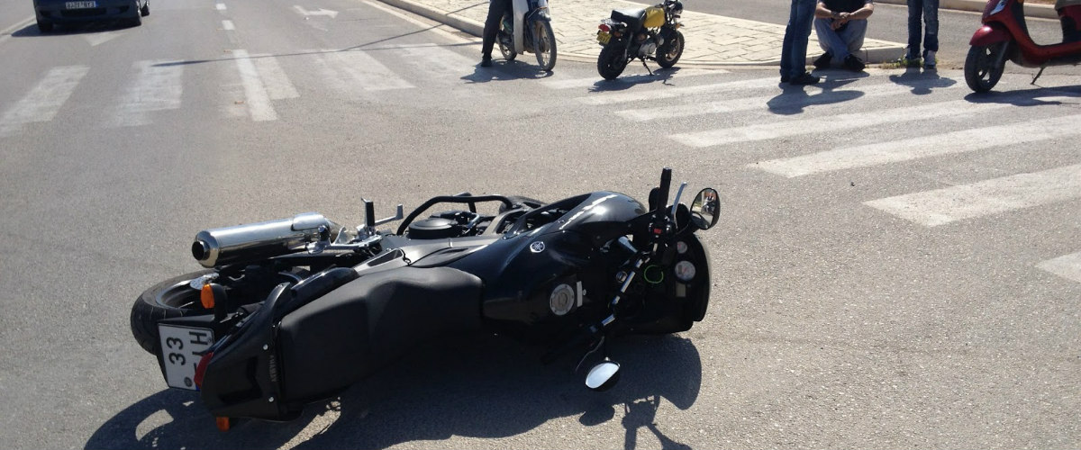 Τροχαίο με μοτοσικλετιστή στην Αγλαντζιά – Στο Νοσοκομείο με περιπολικό