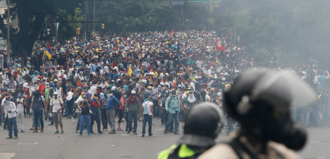 Σε κατάσταση χάους η Βενεζουέλα - 11 νεκροί από σφαίρες και ηλεκτροπληξία, σε μια βραδιά