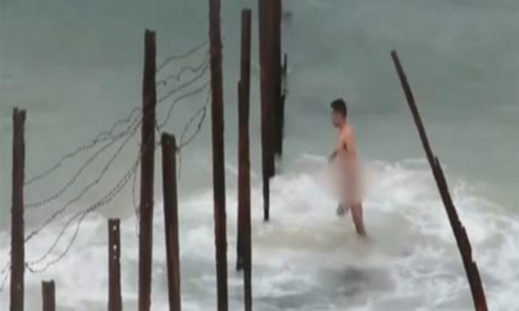 Σοκαριστικό βίντεο: Σκοτώνουν εν ψυχρώ γυμνό Παλαιστίνιο που προσπαθεί να περάσει κολυμπώντας στην Αίγυπτο