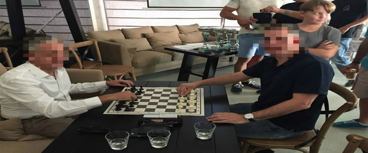Ποιοι  δυο κύπριοι πολιτικοί αντίπαλοι παίζουν σκάκι και μάλιστα ο ένας παραδέχεται ότι δεν κατέχει το άθλημα;