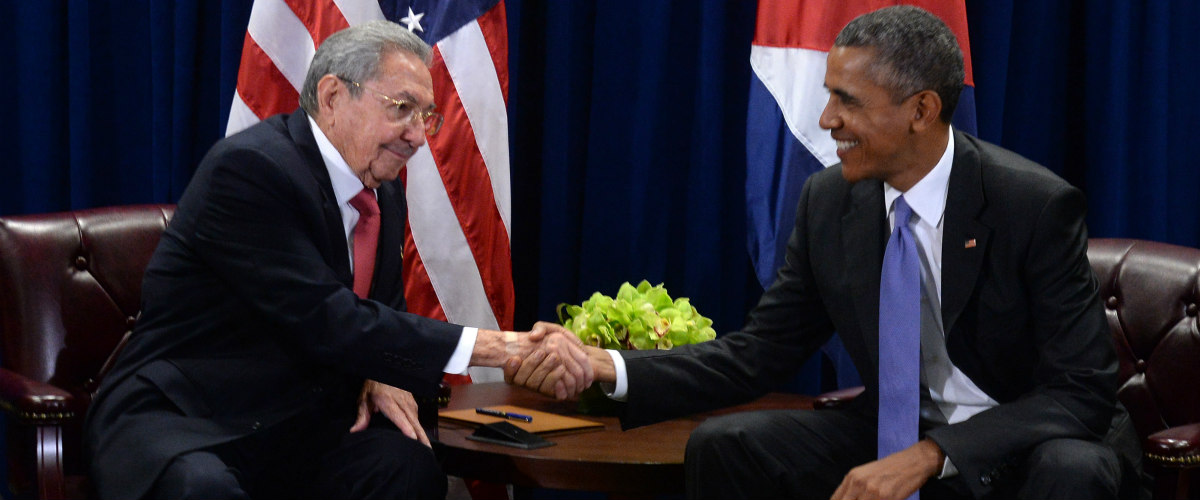 Τα τσούγκρισαν Ομπάμα και Κάστρο – Οι μπηχτές και τα ανέκδοτα