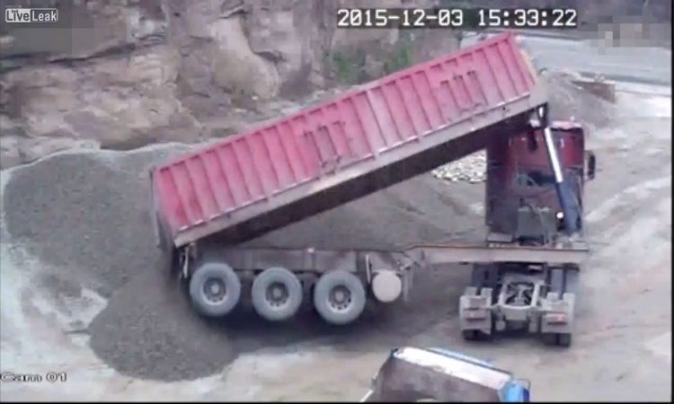 Συγκλονιστικό βίντεο: Φορτηγό ανατρέπεται και σκοτώνει τον οδηγό