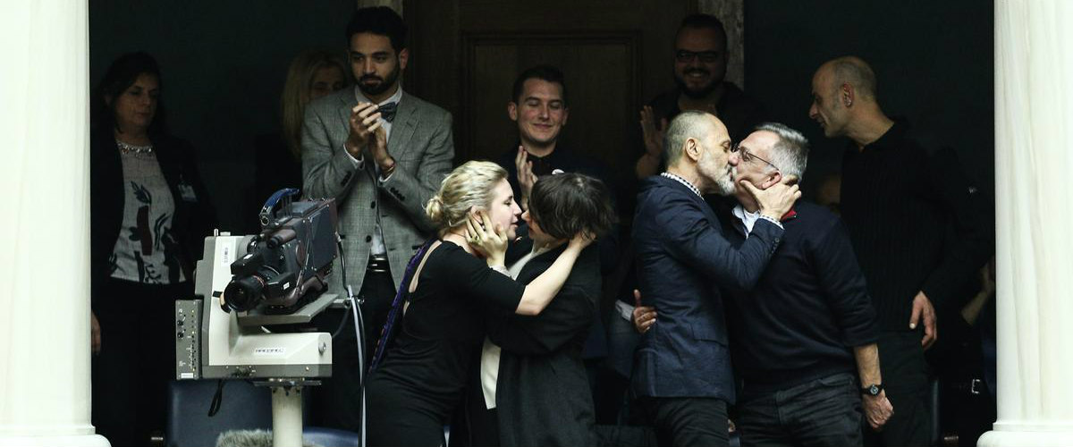 Δείτε τα πρώτα ομοφυλοφιλικά φιλιά στην ελληνική Βουλή μετά την ψήφιση του Συμφώνου Συμβίωσης (ΦΩΤΟΓΡΑΦΙΕΣ)