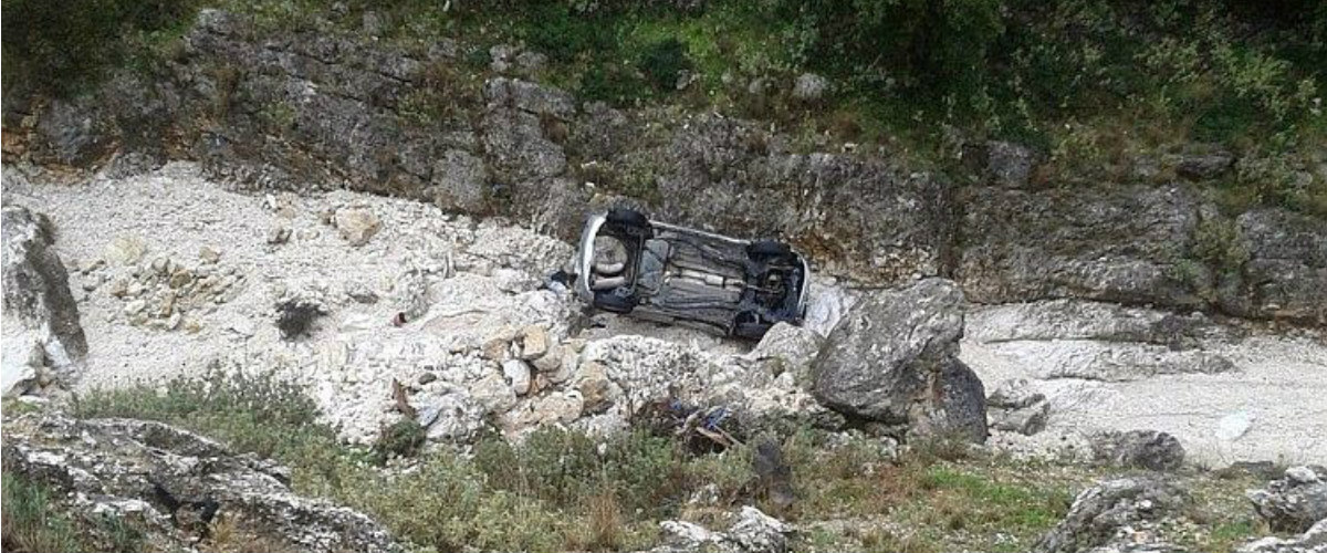 ΜΟΝΙΑΤΗΣ: Αγωνία για την κατάσταση του οδηγού που έπεσε με όχημα σε χαράδρα