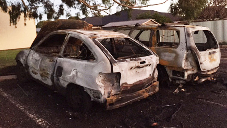 ΠΑΦΟΣ: Πενήντα καμένα οχήματα άφησε πίσω της η πυρκαγιά σε μάντρα αυτοκινήτων