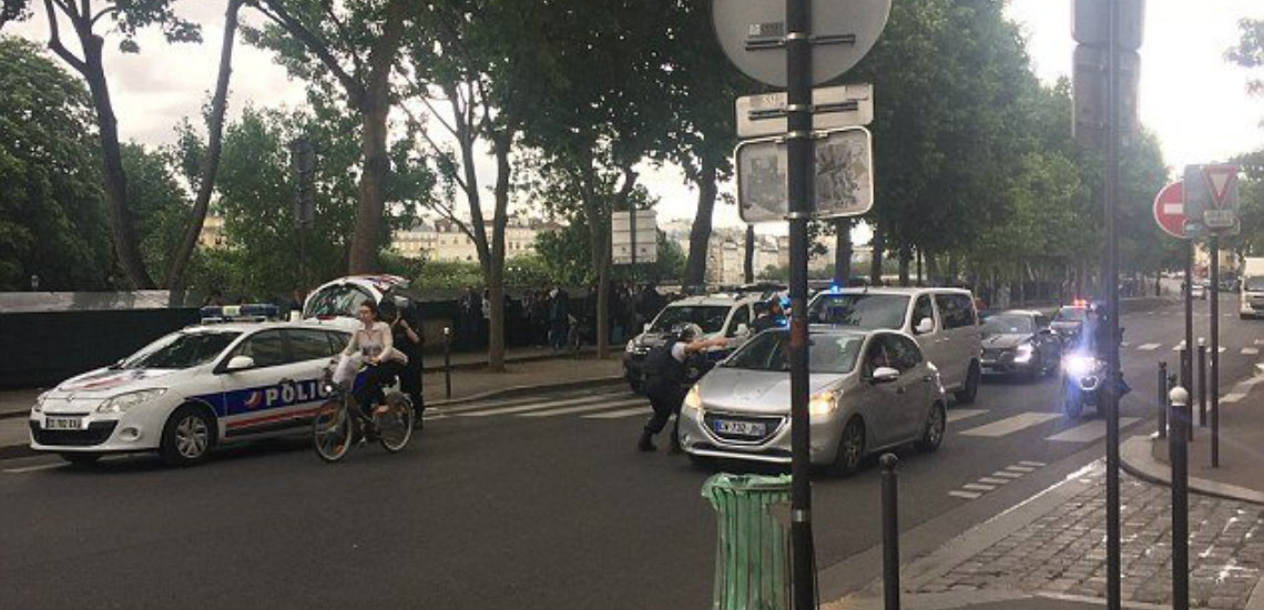 Παρίσι: Άντρας πυροβολήθηκε από αστυνομικούς – Τους επιτέθηκε με σφυρί - Εξετάζεται αν συνδέεται με την τρομοκρατία - VIDEO
